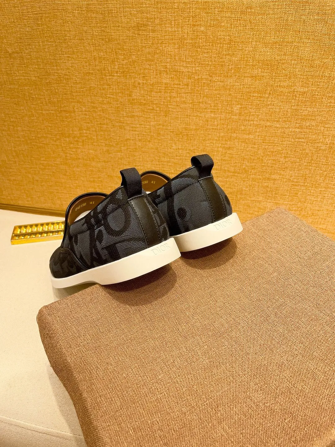 Factory price 380🔥[Dior] The latest 2024 new model is carefully crafted and set off the audience! An international brand that continues to innovate. This men's all-season casual shoe, the original version, has an all-leather upper, breathable and comfortable leather feet ➕Rubber non-slip outsole, breathable and comfortable, quality speaks for itself👄Color: two colors Size: 38-44